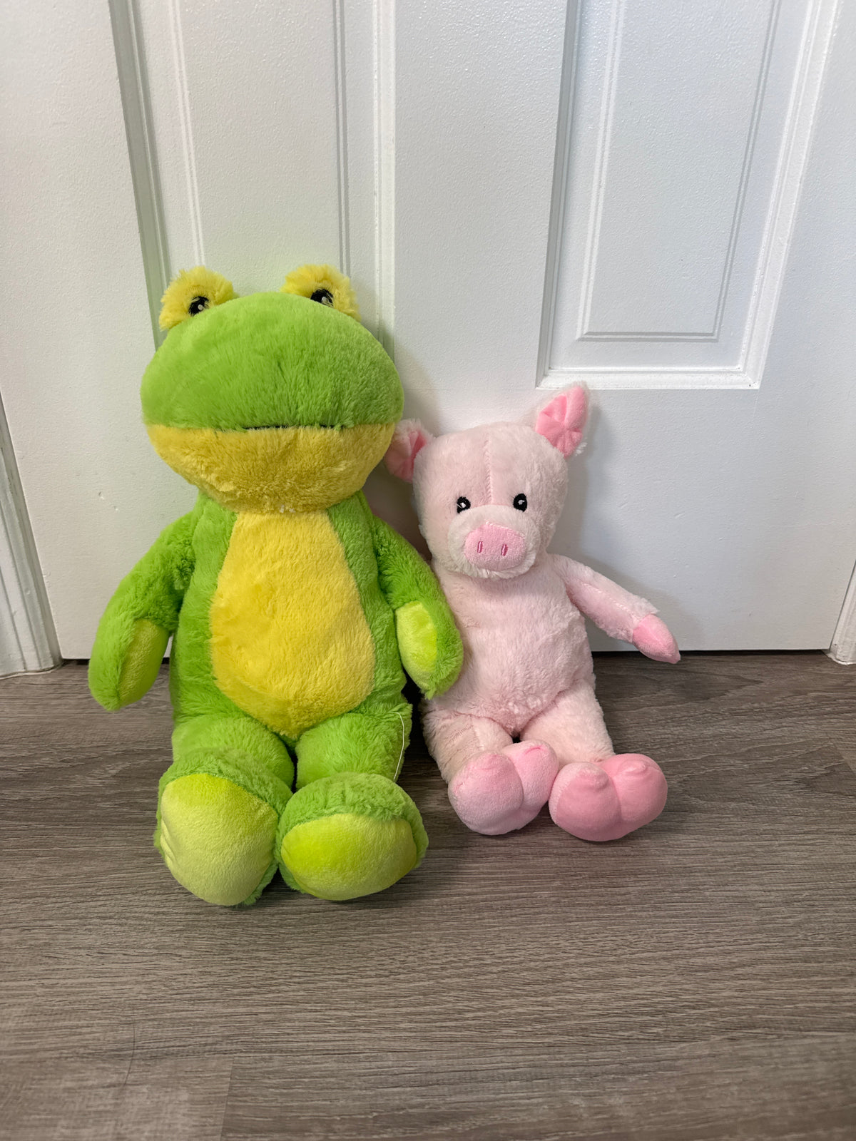 #149 Pig and frog stuffed animals
