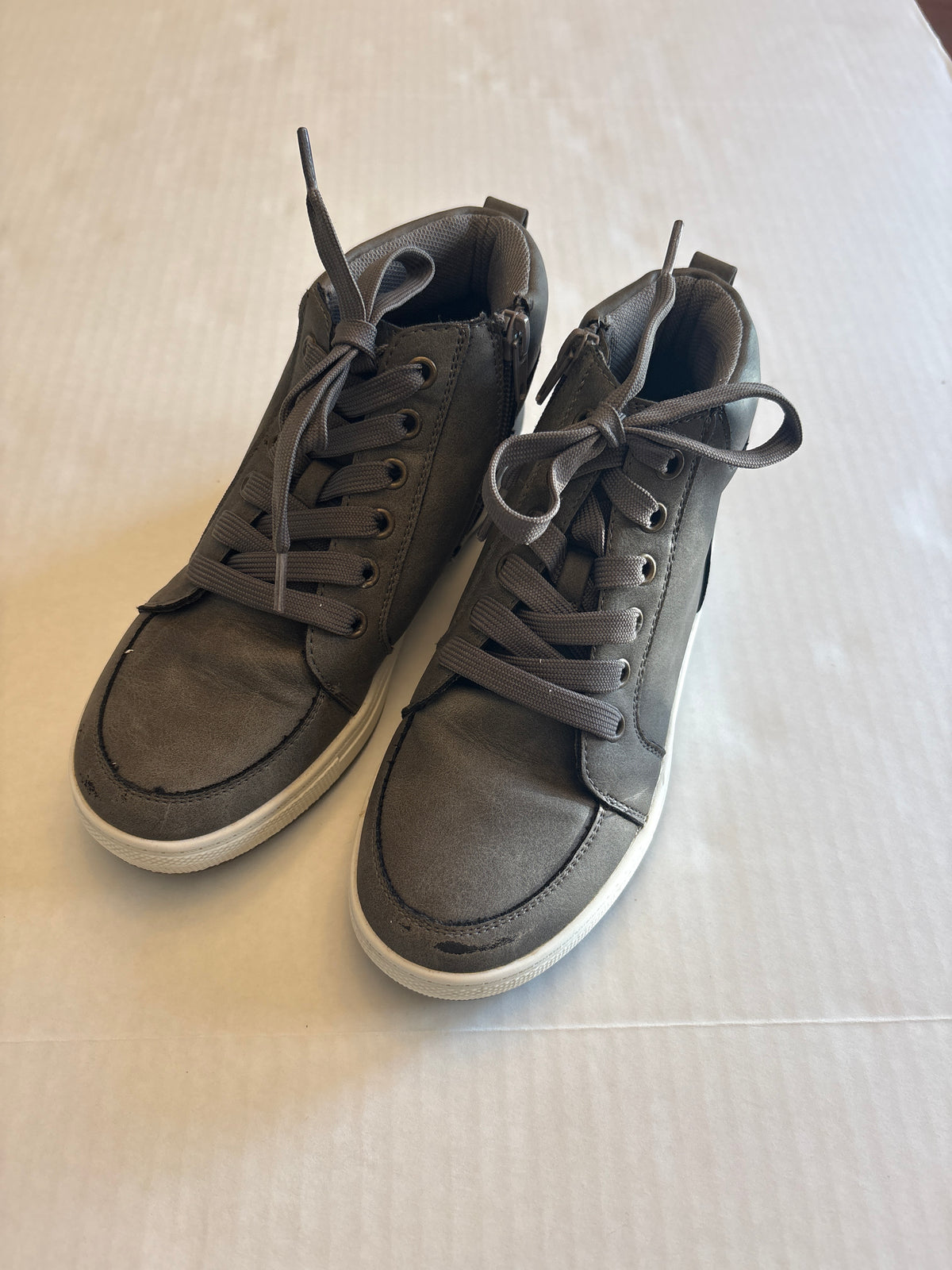 Seller 118 GUC for scuff on toes Boys Kidpik gray lace up ankle shoes Soze 2 big kids