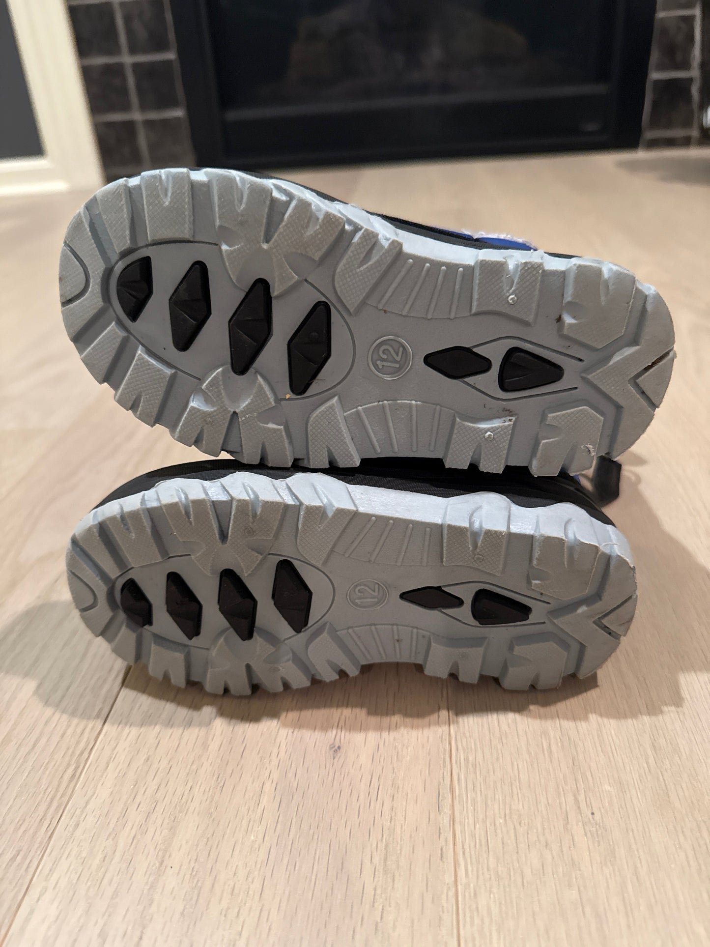 Seller #216 Boys Zella black and blue sz 12 snow boots, EUC