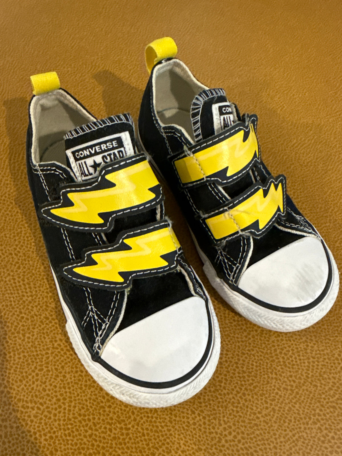 #87 Converse all star size 9 boys Velcro lightening shoes GUC for toe scuff