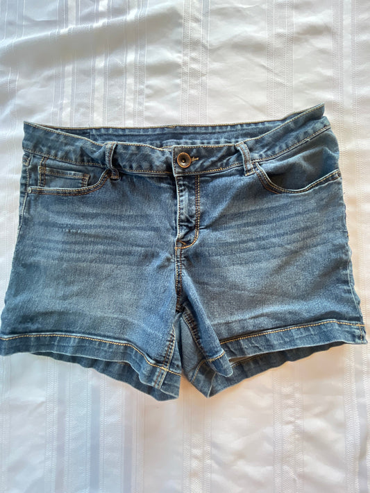 #57  Women’s size 12 stretch jean shorts EUC