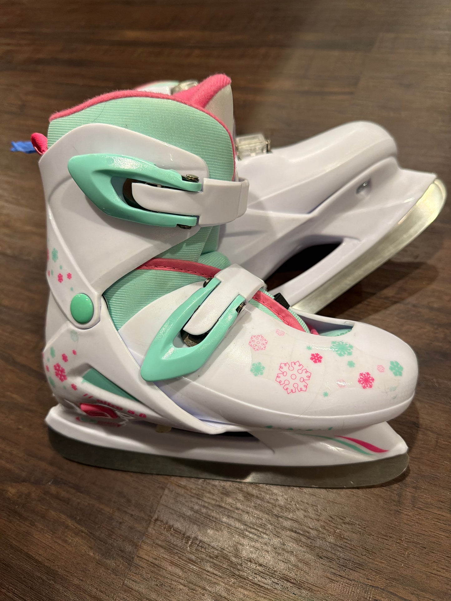 #107 never worn ice skates size 1-4 youth