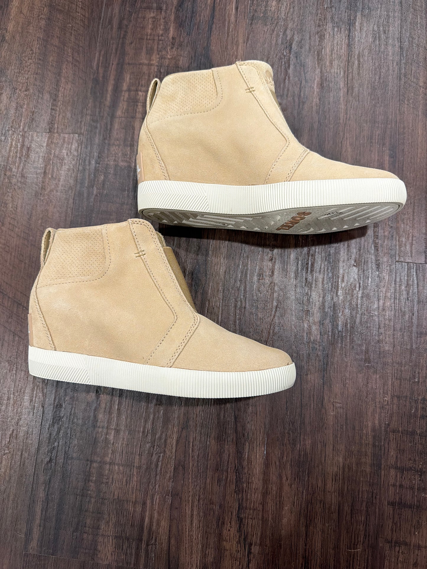 #107- never worn- Womens size 8.5 Sorel booties