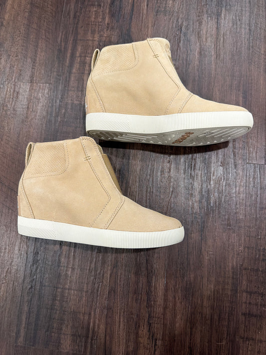 #107- never worn- Womens size 8.5 Sorel booties