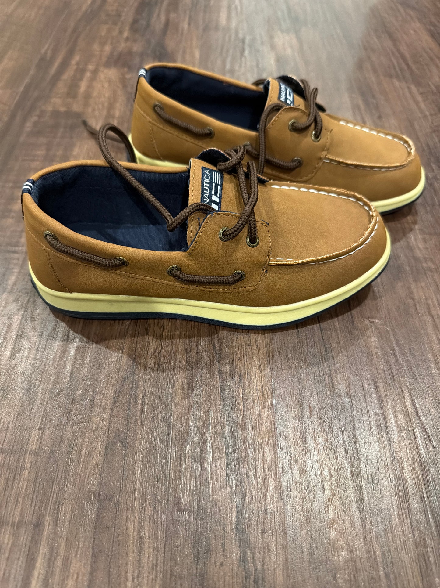 #107 like new boys size 2 Nautica dress shoes