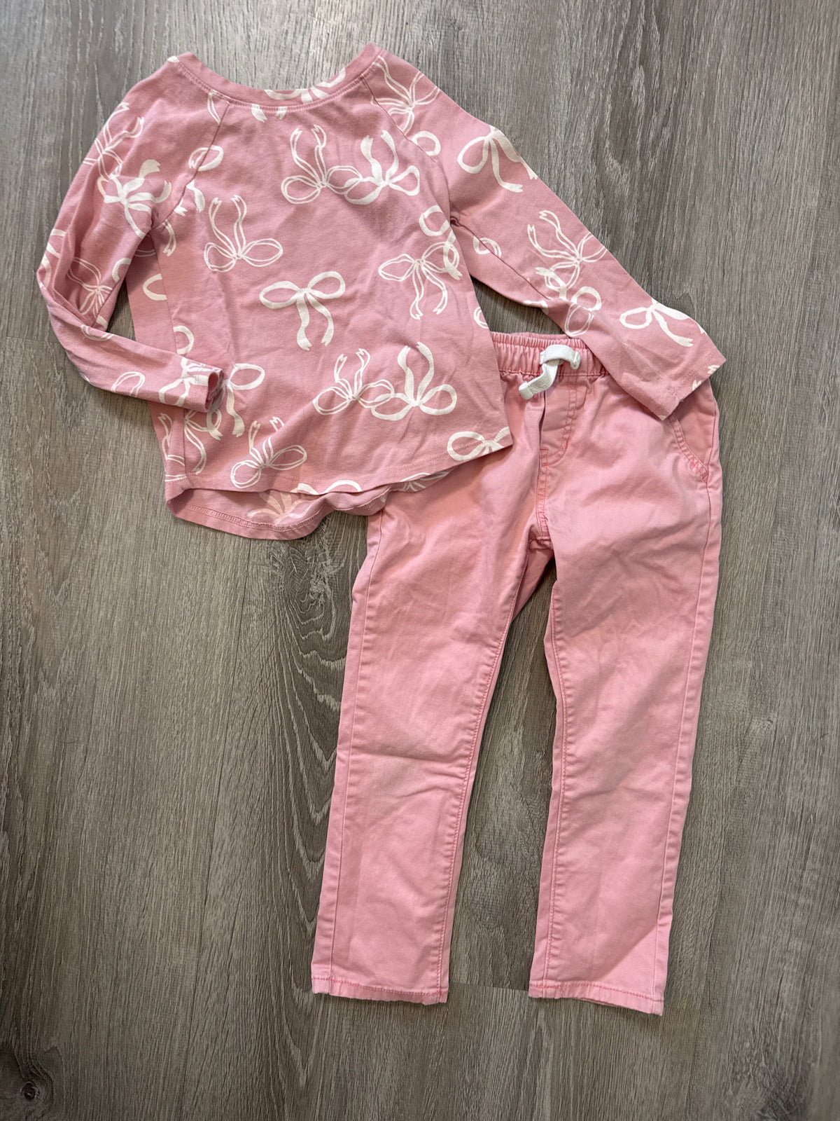 #149 Girls 4T pink pants and bow shirt