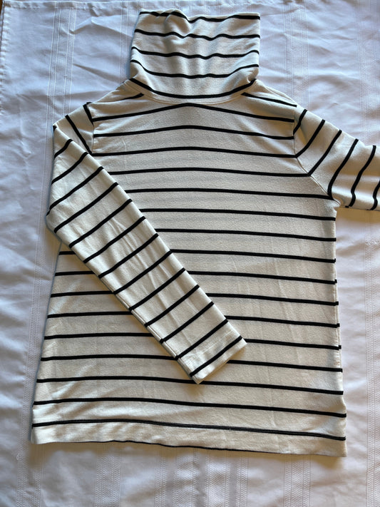 #29 Women’s size L Striped shirt EUC