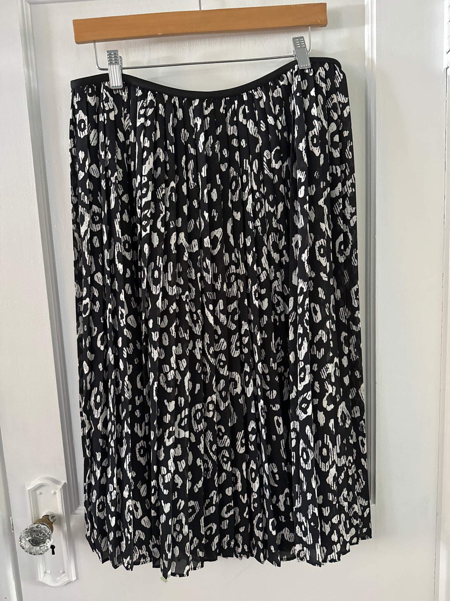 #88b Banana Republic Black and White Pattern Pleated Midi Skirt, Size LP, Like New