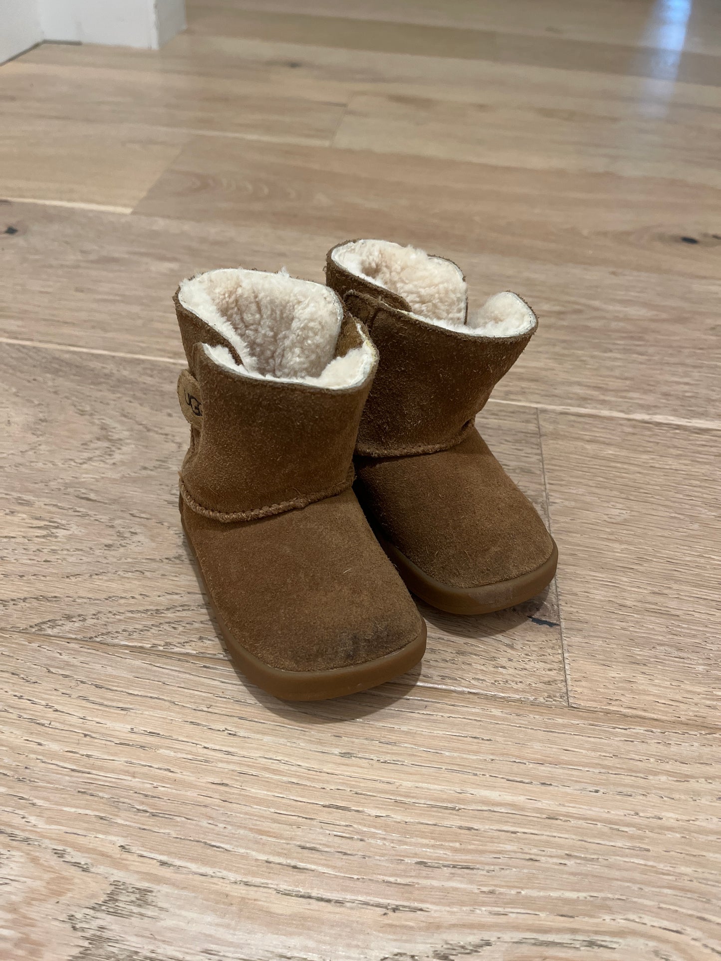 #110 Toddler Girls Ugg Boots Size 4/5
