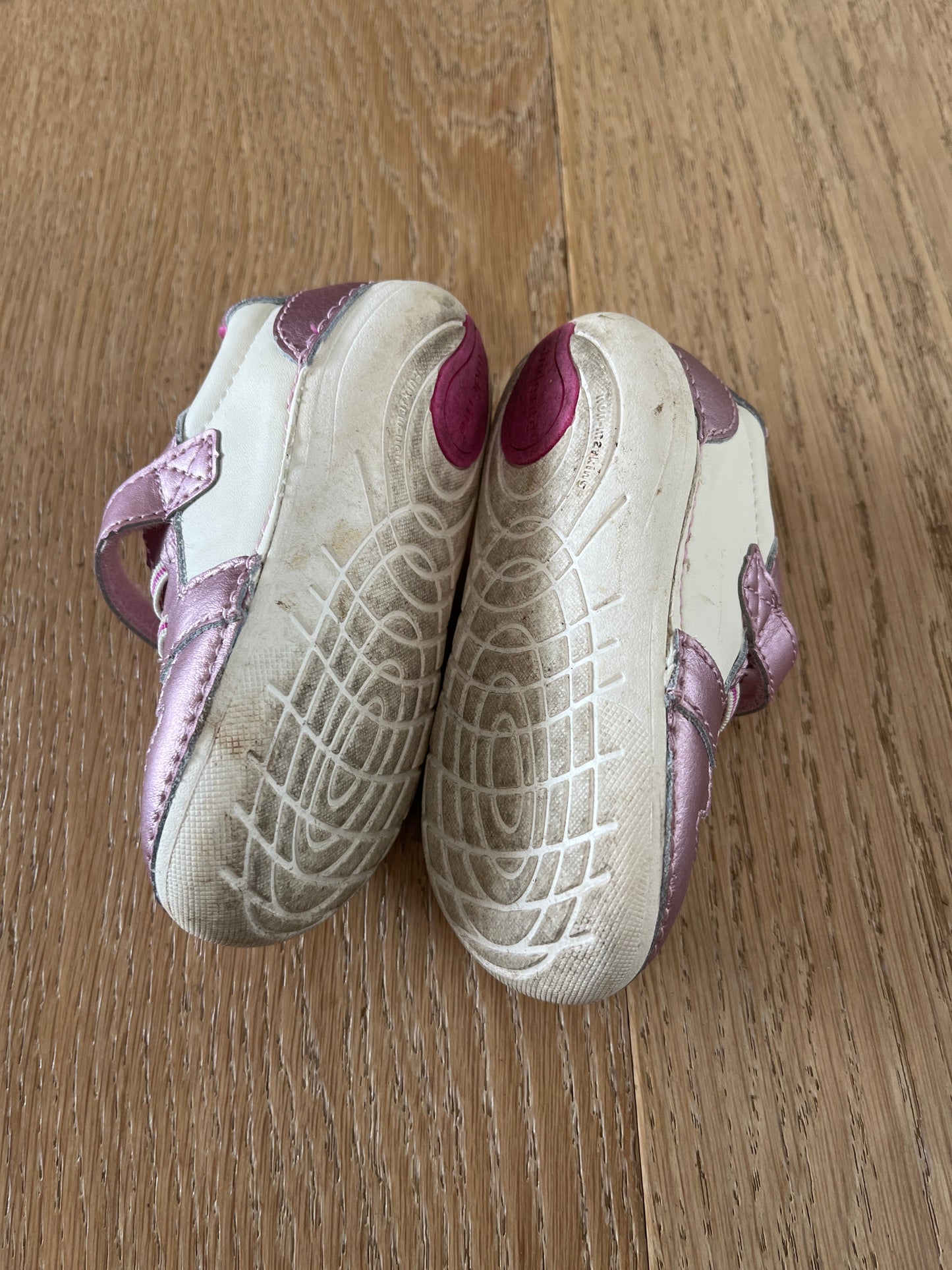#40 Girls Size 6 Wide Pink Stride Rite Sneakers