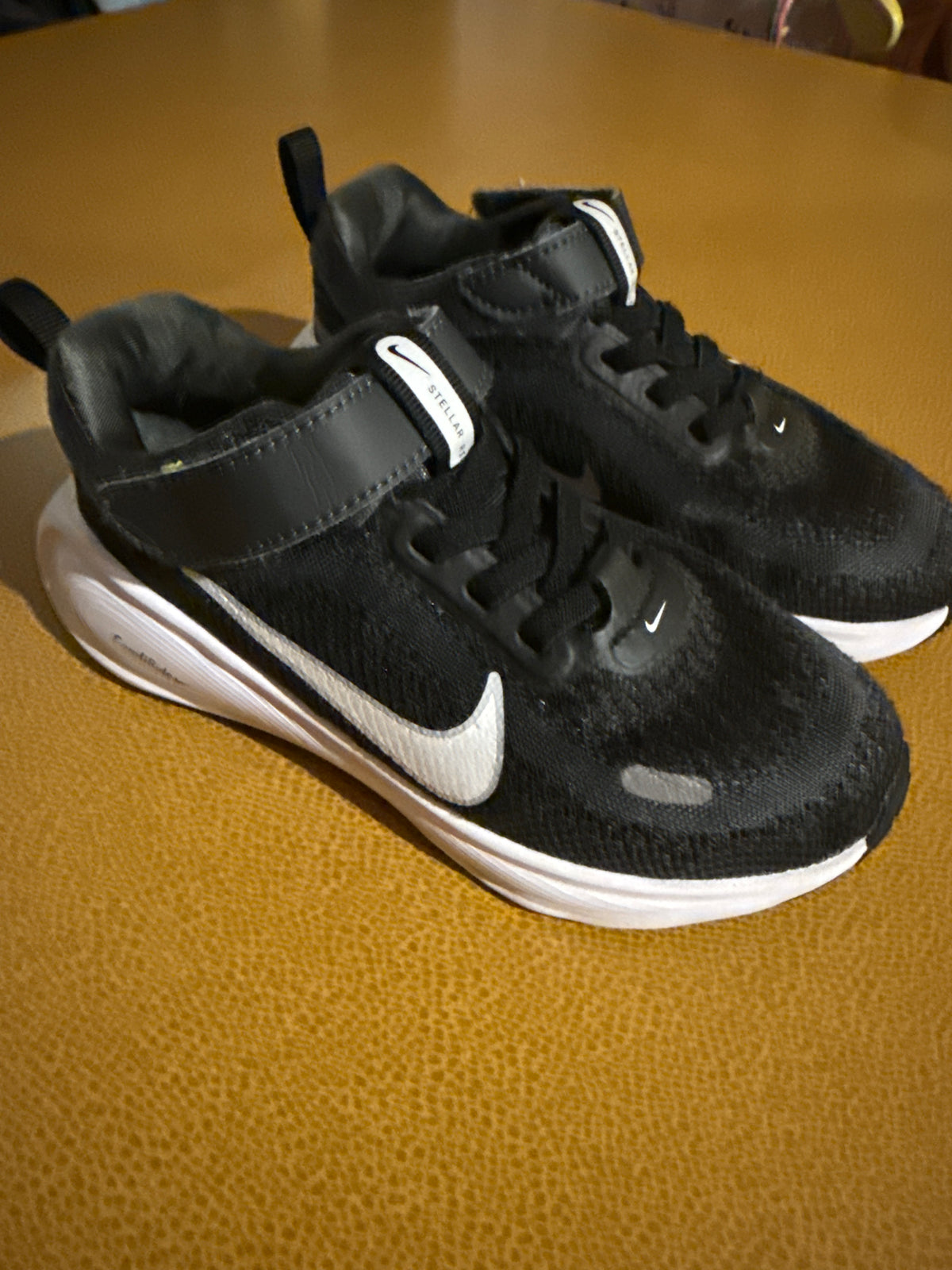 #87 Nike boys size 11 Velcro black shoes VGUC
