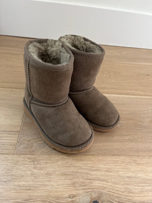 #110 Ugg Boots Girls size c9
