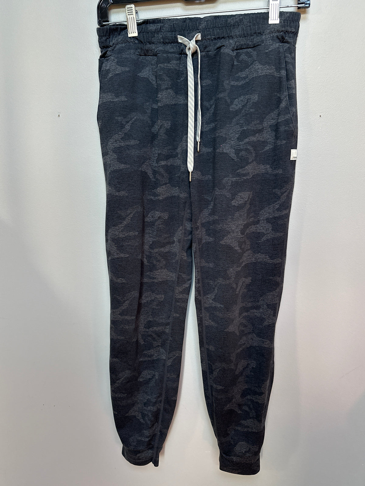 #130 Vuori Women’s Sz S Camo Joggers