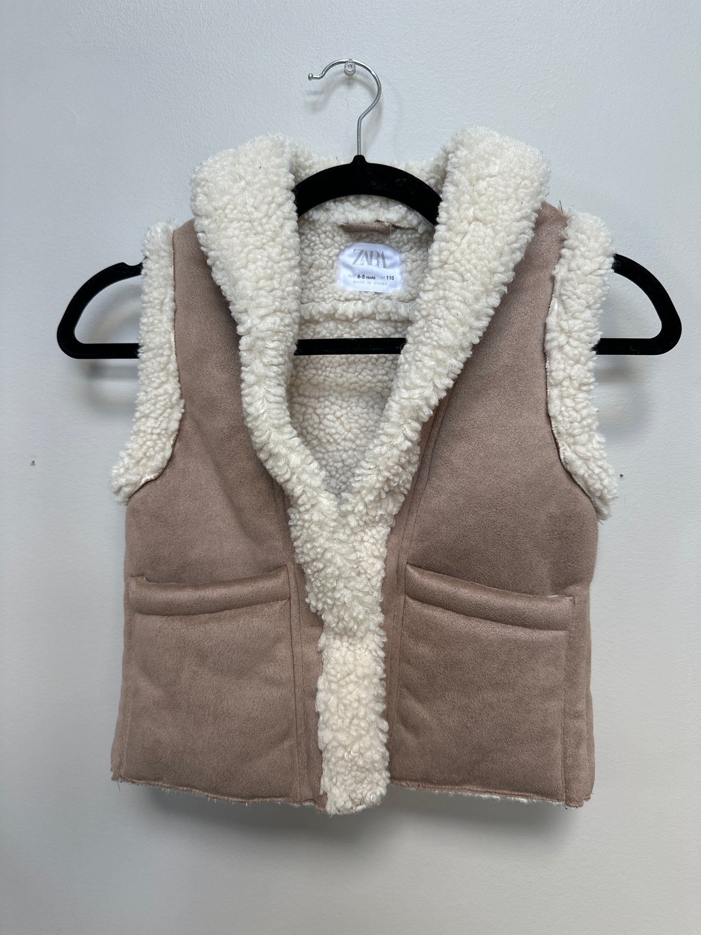 #133 Zara Girls Suede Vest Sz 4-5. perfect for family pictures