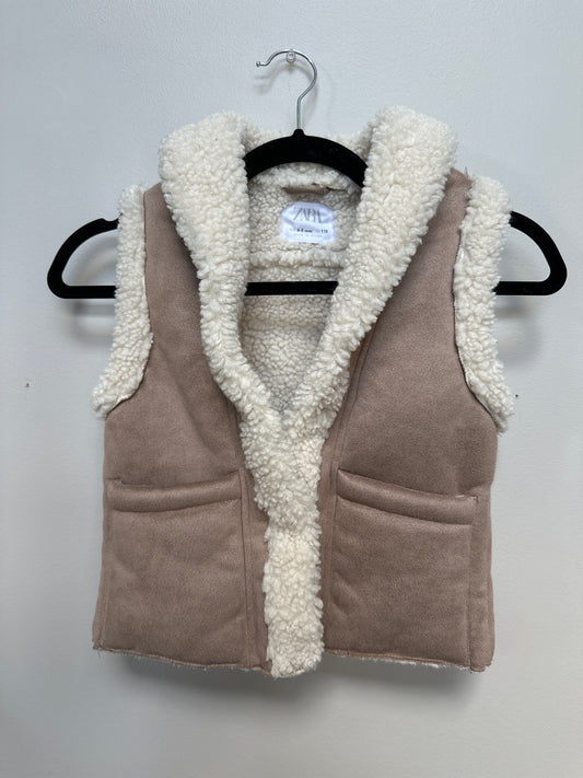 #133 Zara Girls Suede Vest Sz 4-5. perfect for family pictures