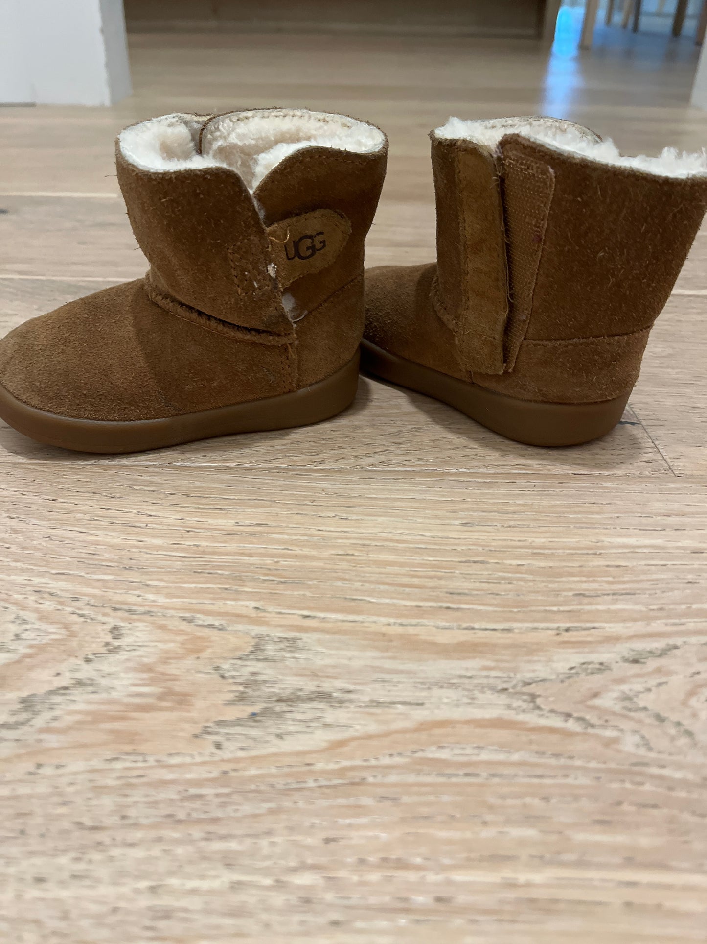 #110 Toddler Girls Ugg Boots Size 4/5
