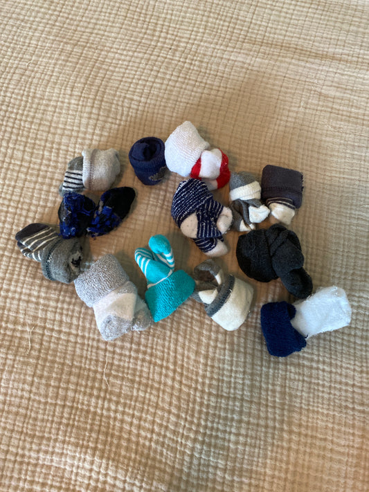 #63-newborn to 3 month assorted socks