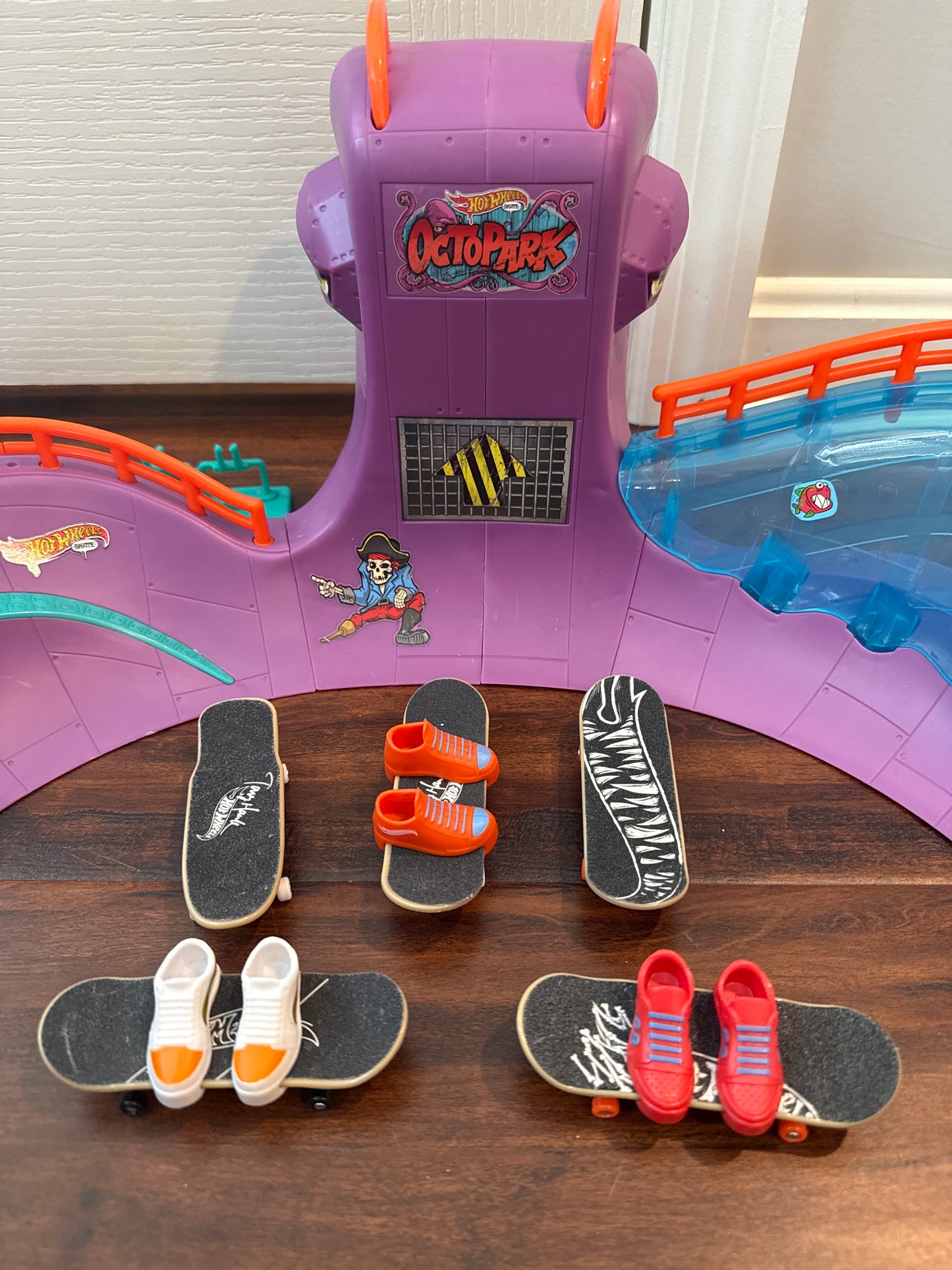 Seller #216 Hot Wheels Octopark Skate Set with extra skateboards
