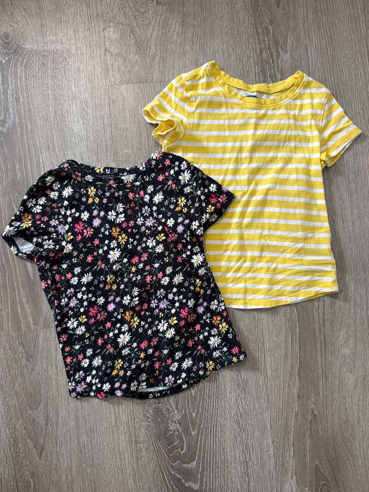 #149 Girls 5T old navy tshirts