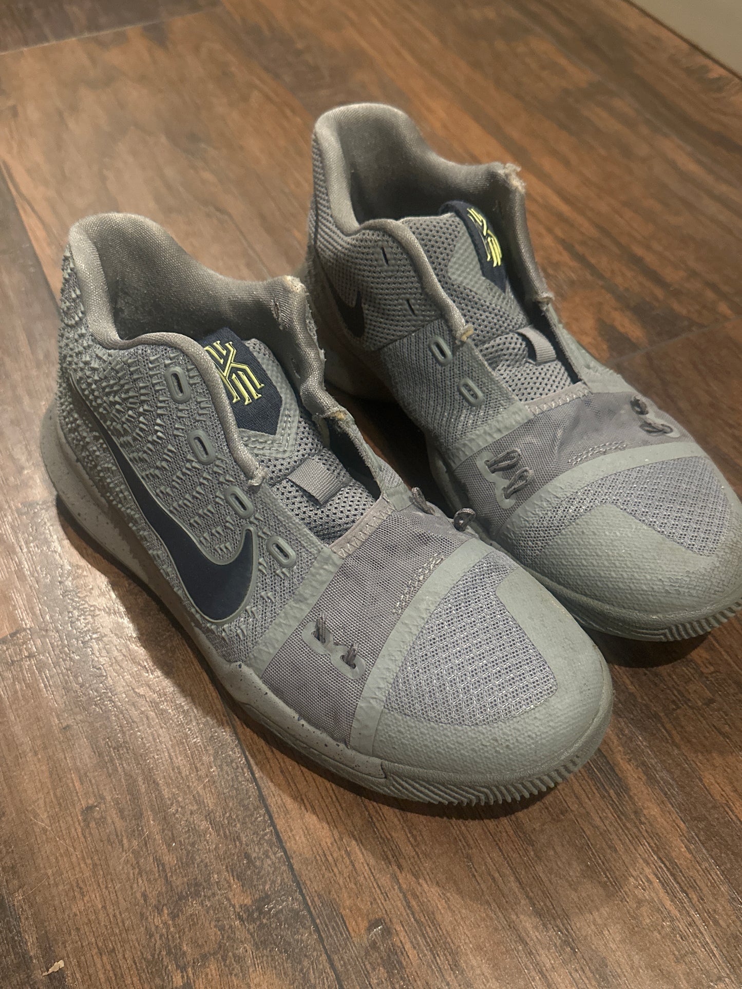 Size 5Y Boys Kyrie Irving Basketball shoes (just needs laces)