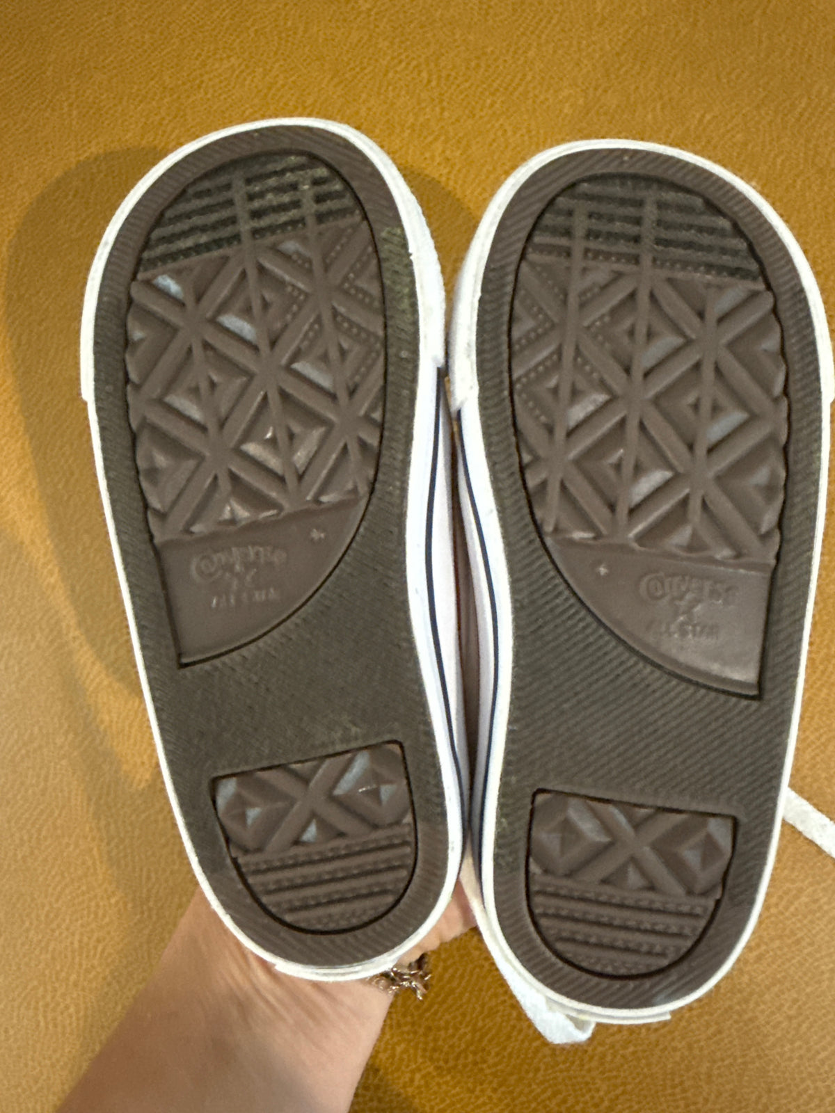 #87 Converse all star size 9 boys/girls size 9 EUC