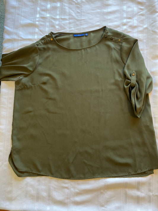 #29 Women’s size L (fits like an xl) shirt EUC