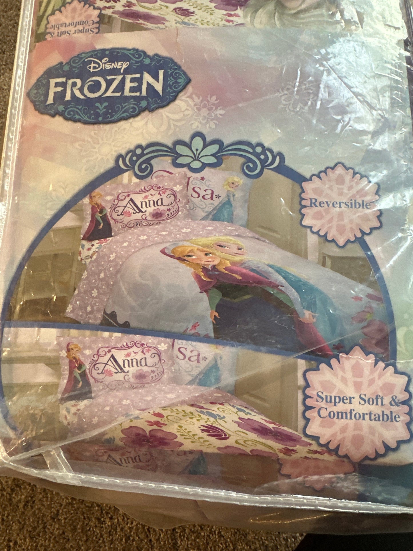 #133 Disney Frozen Twin Bedding Reversible Comforter and Sheets