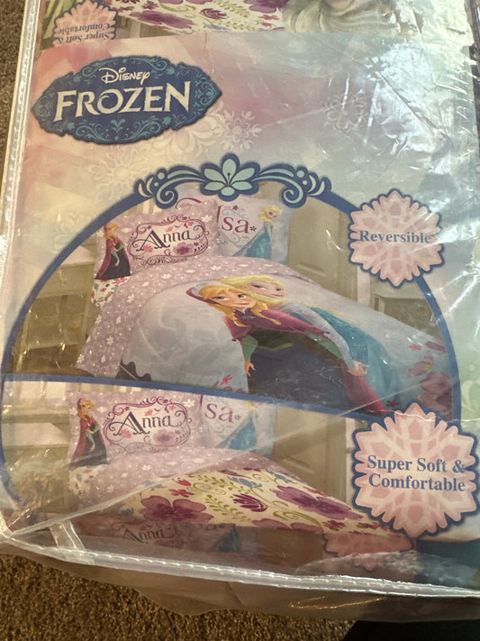 #133 Disney Frozen Twin Bedding Reversible Comforter and Sheets
