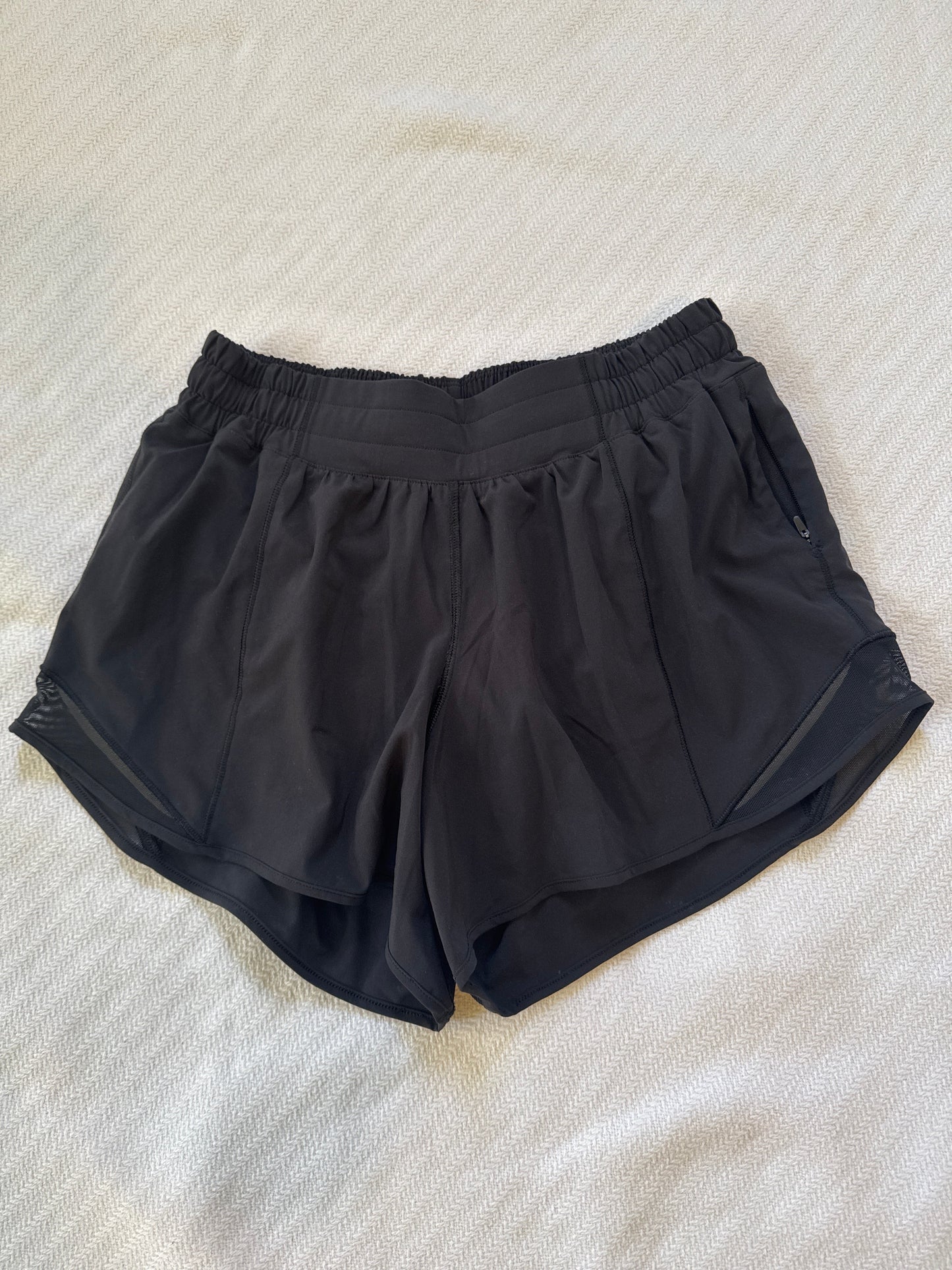 Seller #127 Women’s Lululemon s Hotty Hot Short 4" size 6
