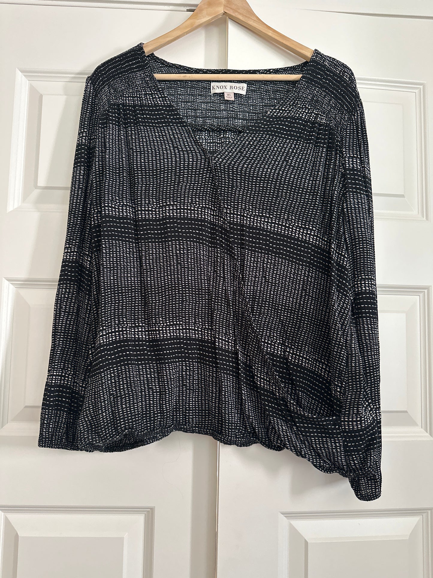 Seller 147 | Women’s Knox Rose | XL | black and cream top