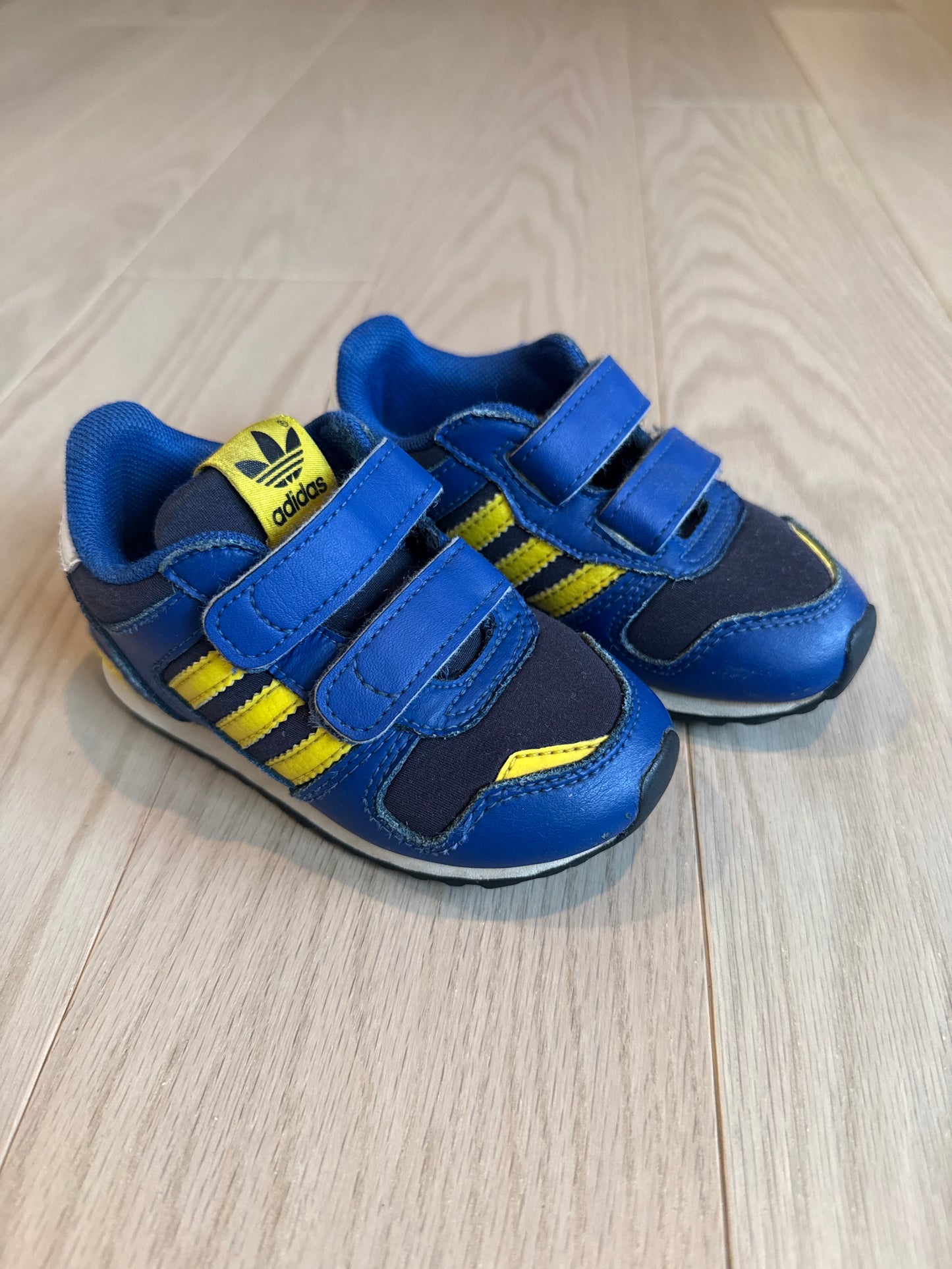 Seller #216 Boys blue Velcro Adidas shoes, sz 6 VGUC