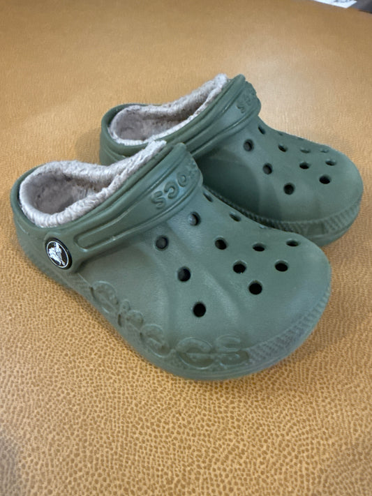 #87 size C9 olive green fur lined crocs VGUC