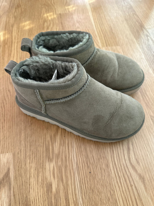 #130 Uggs Women’s Sz 6 Mini Boots