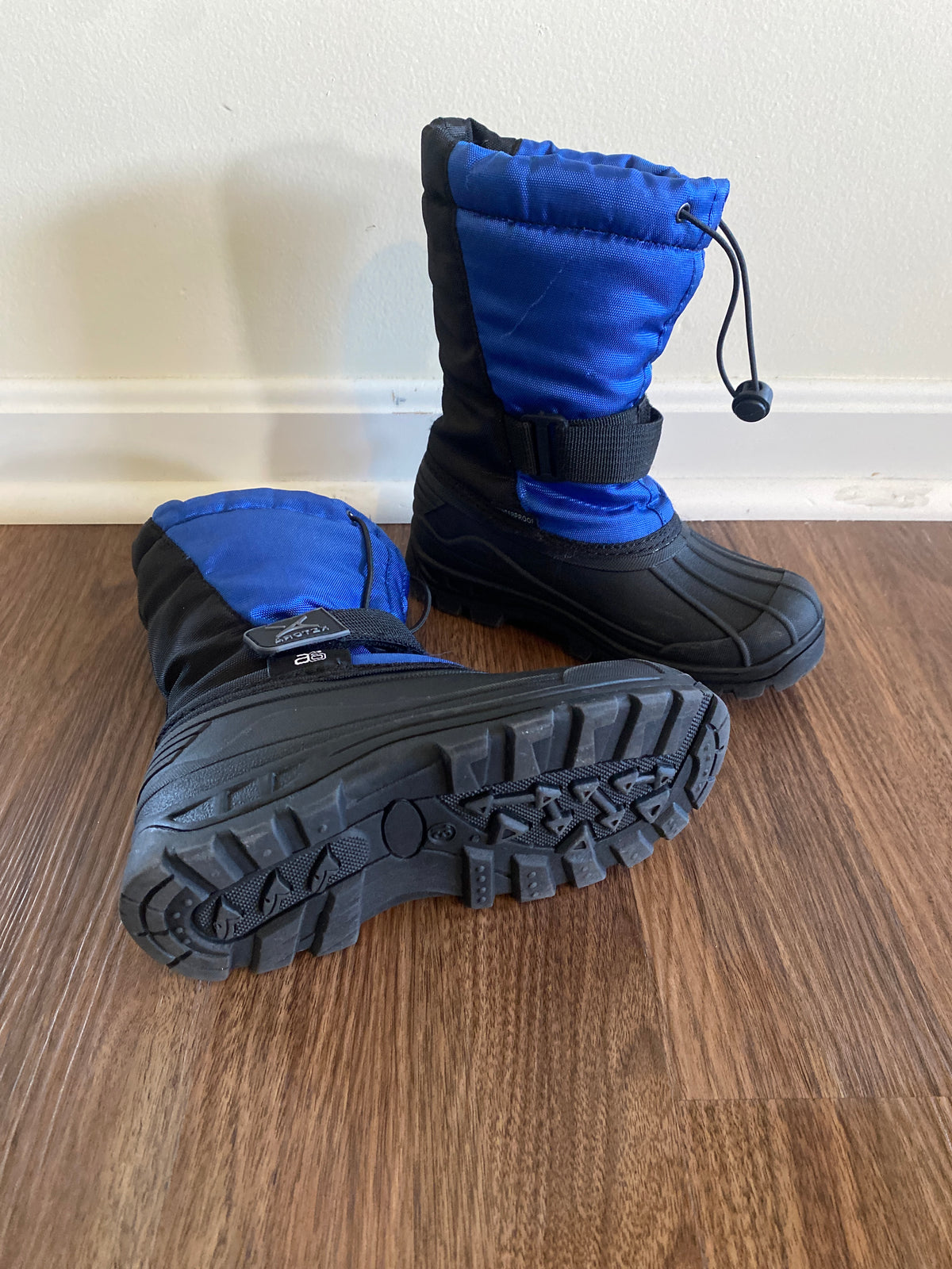 #59 boys size 13 snow boots