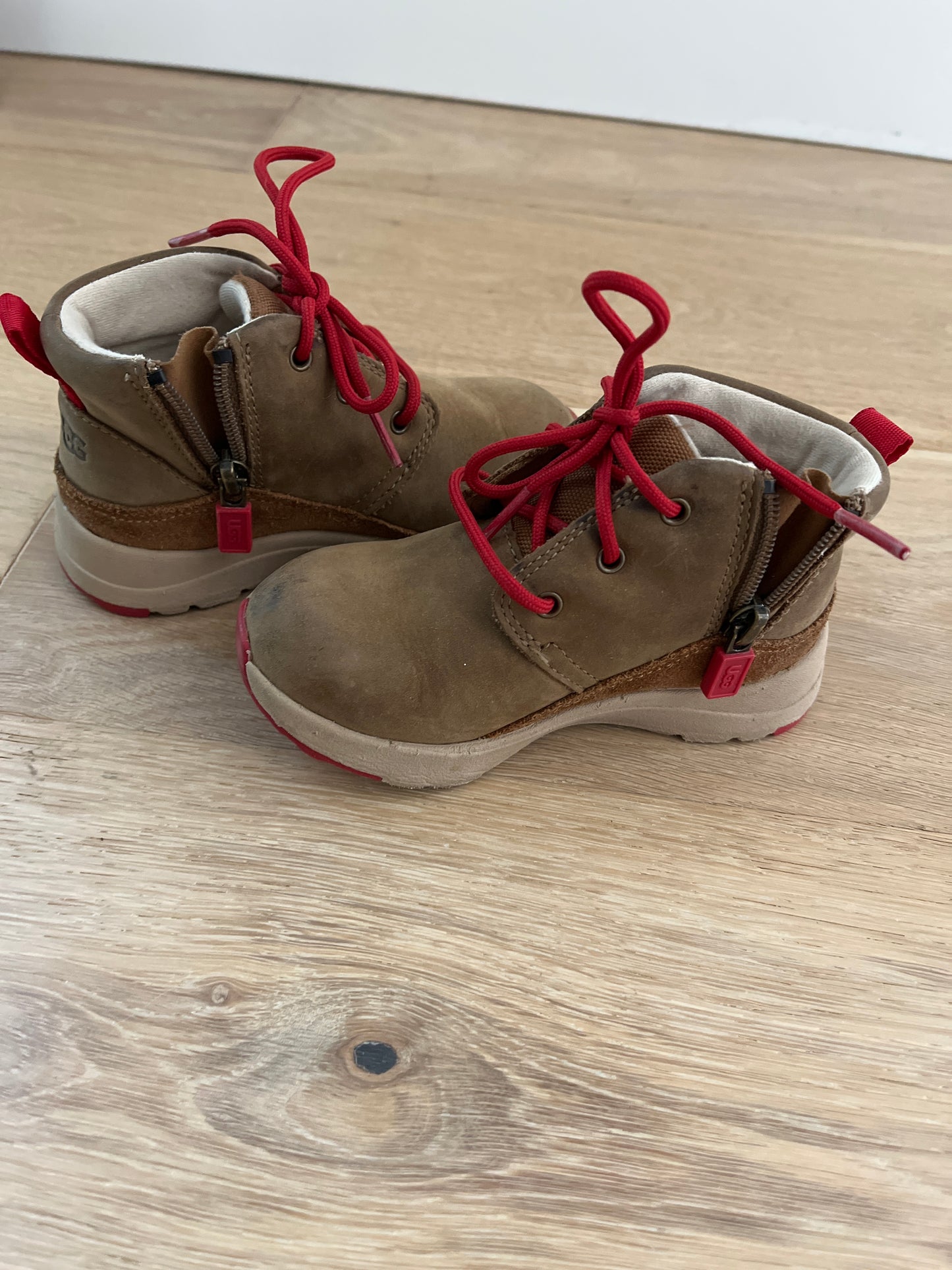 #110 Ugg Boots Toddler Boys size 8c