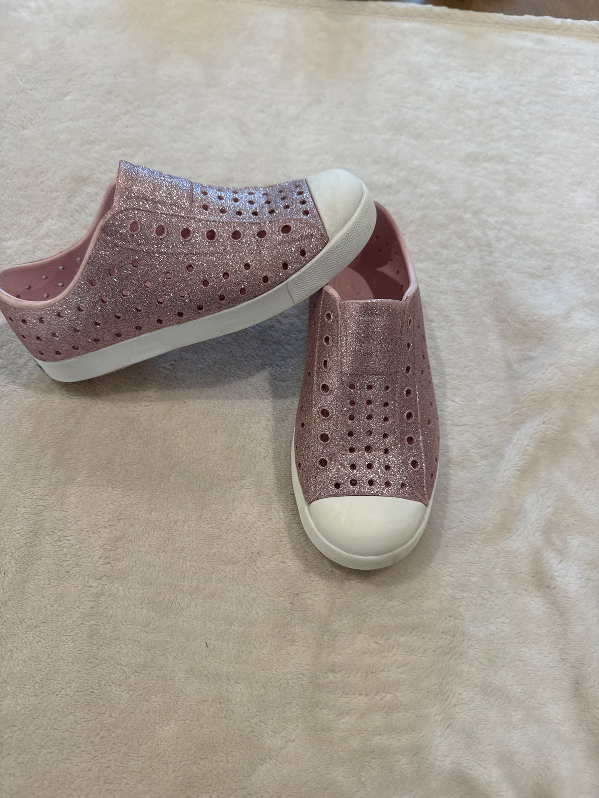 #81 Girls Shoe Size 1 Natives pink sparkle