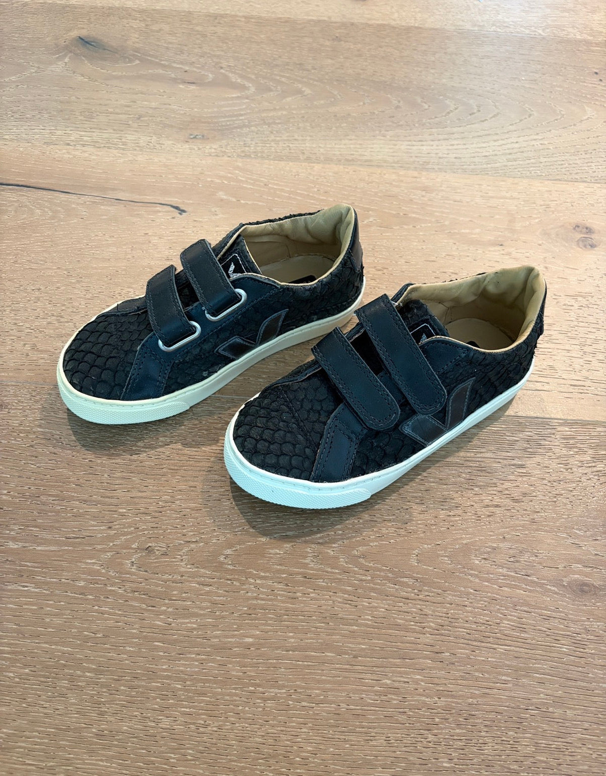 Seller #193 NEW Veja Unisex Girls Boys Size 13.5/31 Aged Black Leather Velcro Fashion Sneakers (Retailed for 115 Euros!)