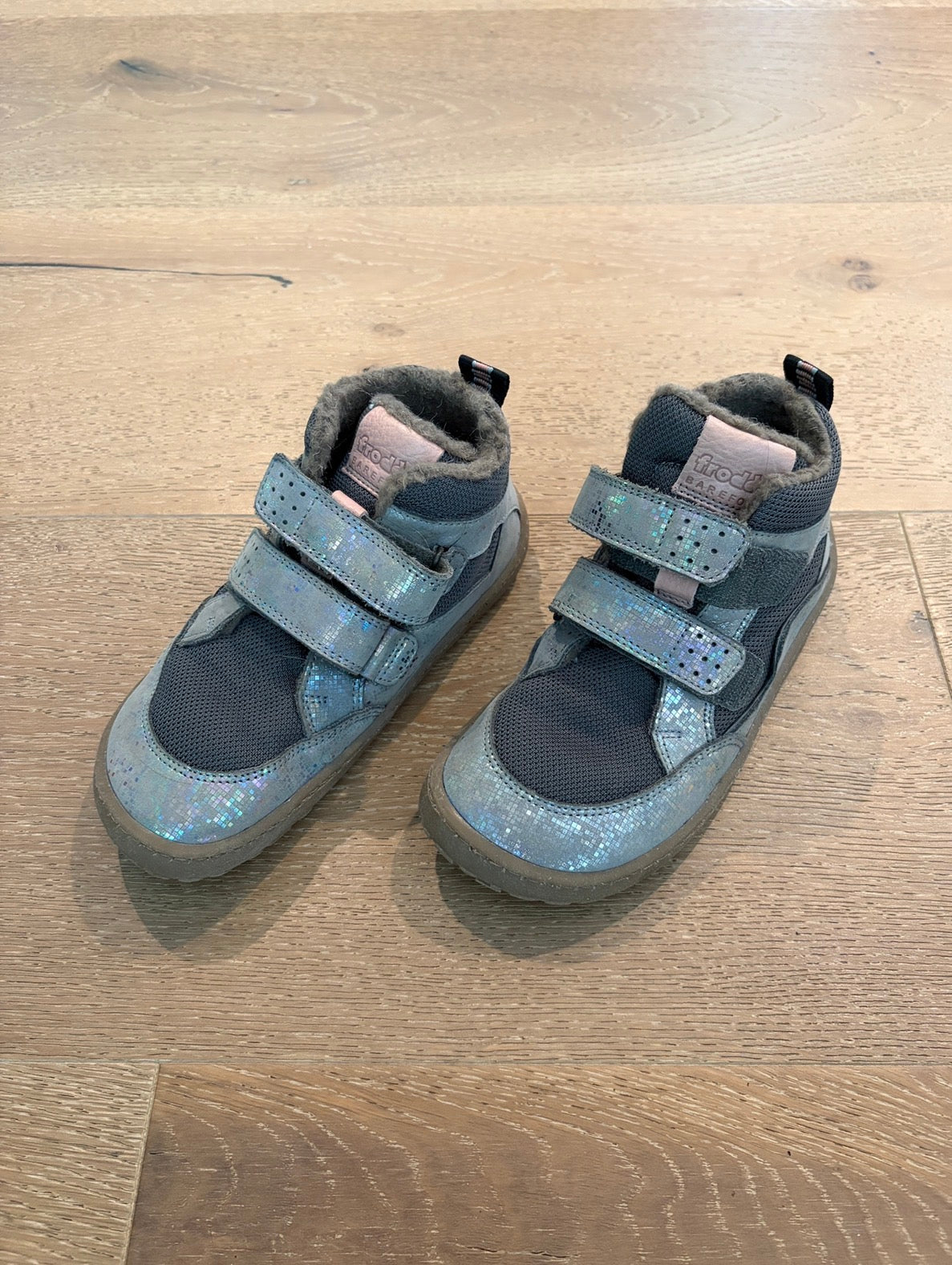 Seller #193 WORN ONCE Froddo Girls Size 13.5/31 Barefoot Winter Wool Silver Sparkly Velcro Boots (Retailed for $110!)
