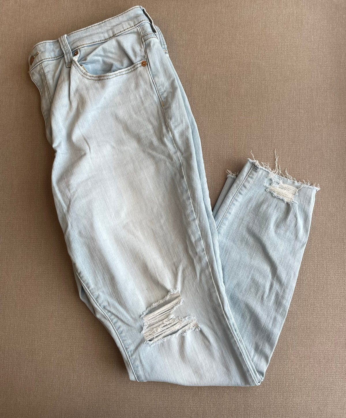 Seller #12 | Universal Threads | Light Wash Stretchy Skinny Jeans | Intentional Rips at the Knees and Ankle | EUC | Size 16