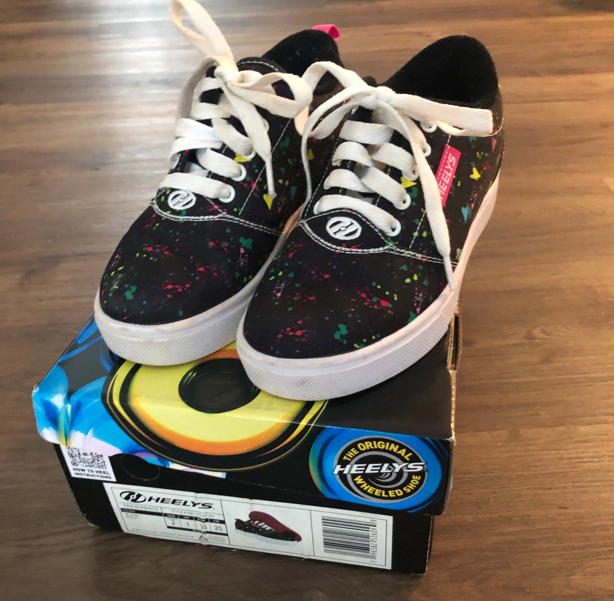 #137 Heelys youth size 2 with box