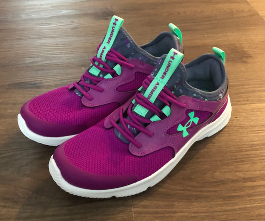 #82 NEW Under Armour gym shoes size 2.5