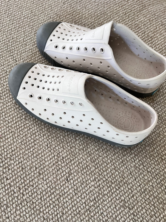 Native kids shoes, light grey and dark grey, size J2