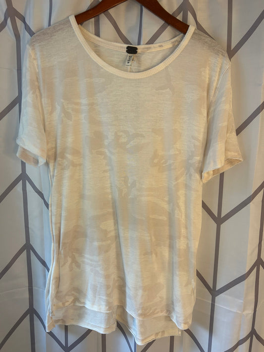 #18 Reduced! We the Free light camo tee size Med
