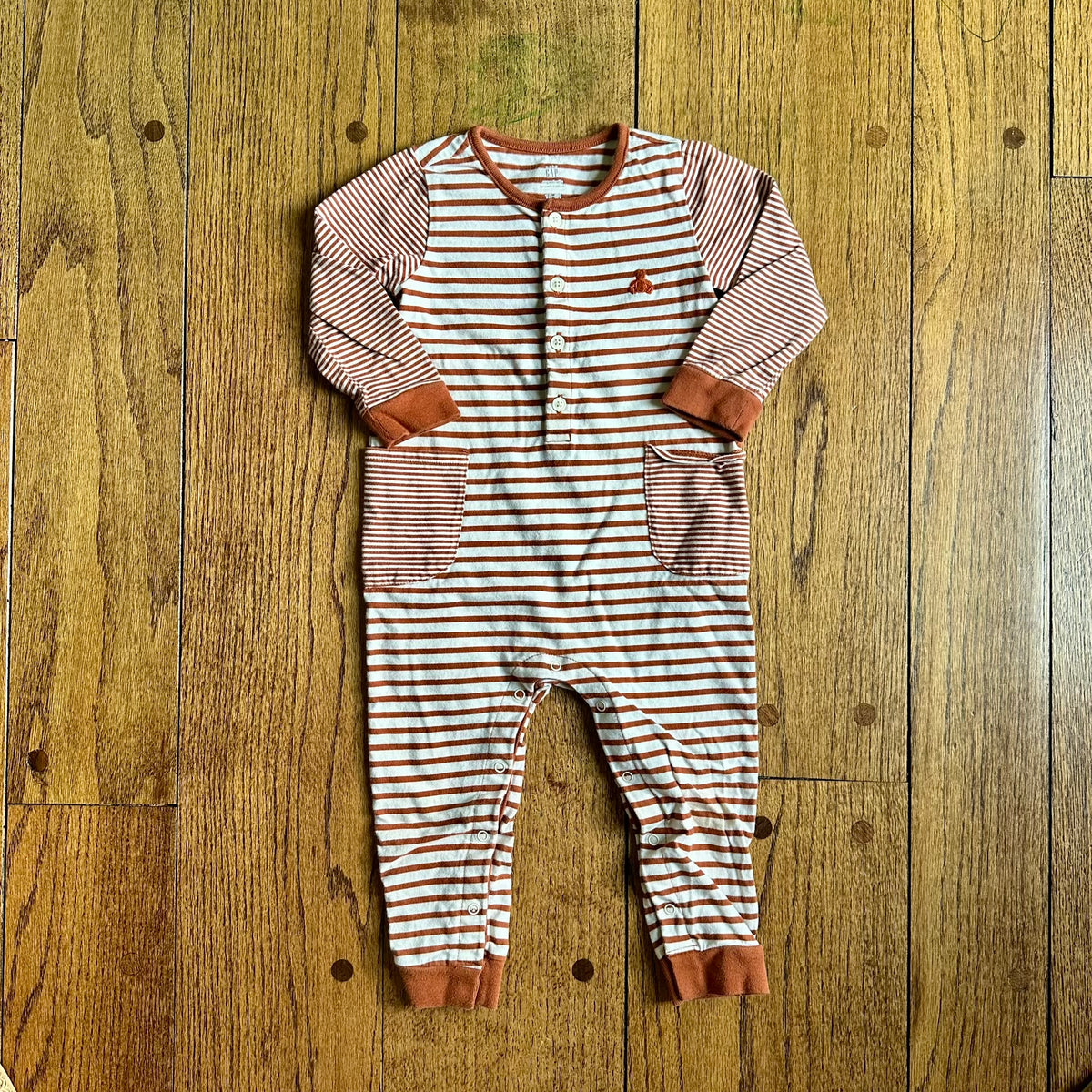 #113	GUC Boys Gap Brown Striped Romper, size 18-24 months