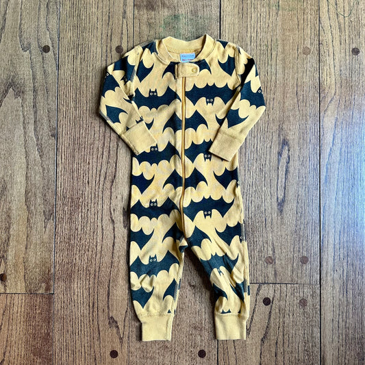 #113	GUC Boys Hanna Andersson Bat Halloween Sleeper, size 12-18 months