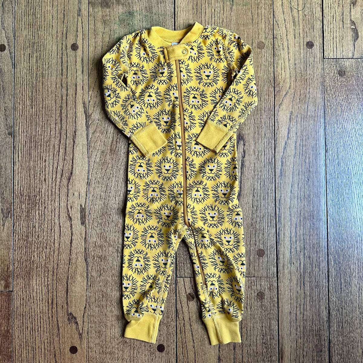 #113	EUC Boys Hanna Andersson Lion Yellow Sleeper, size 18-24 months