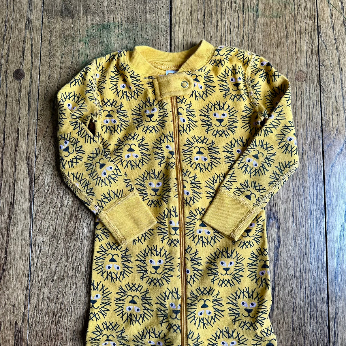 #113	EUC Boys Hanna Andersson Lion Yellow Sleeper, size 18-24 months