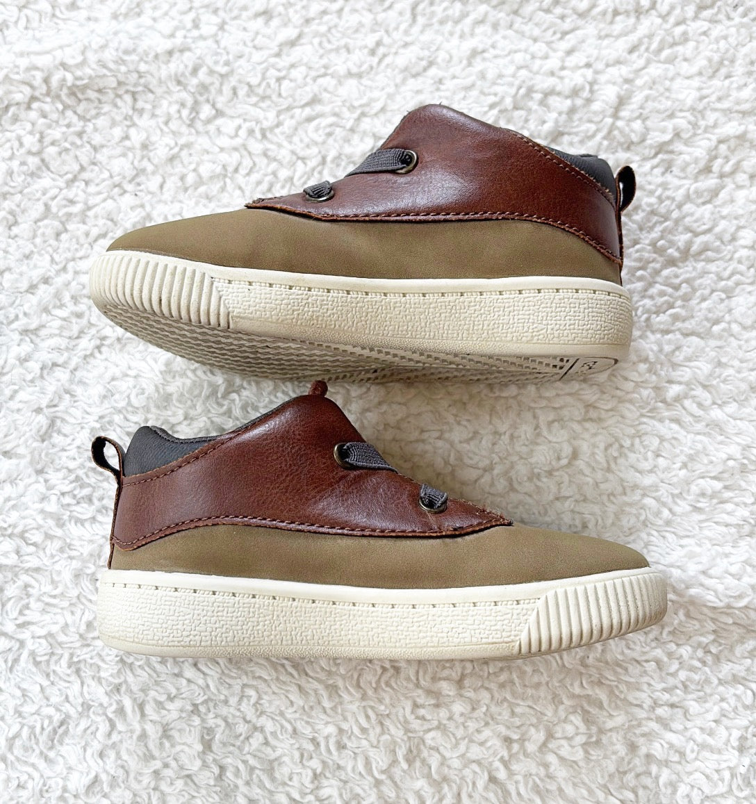 #58 Carters Boys Size 8 Brown Willis High Top Shoes