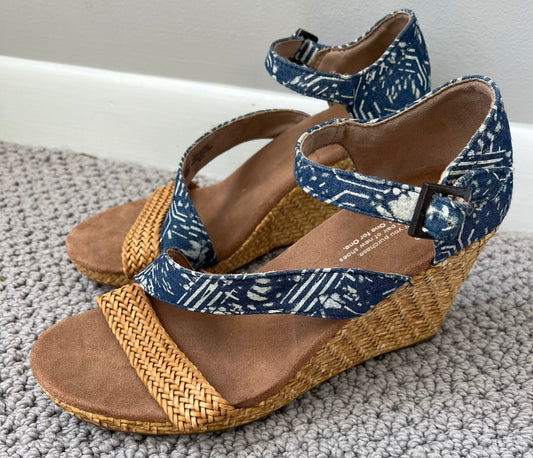 Women's size 7.5 TOMS wedges (45244)