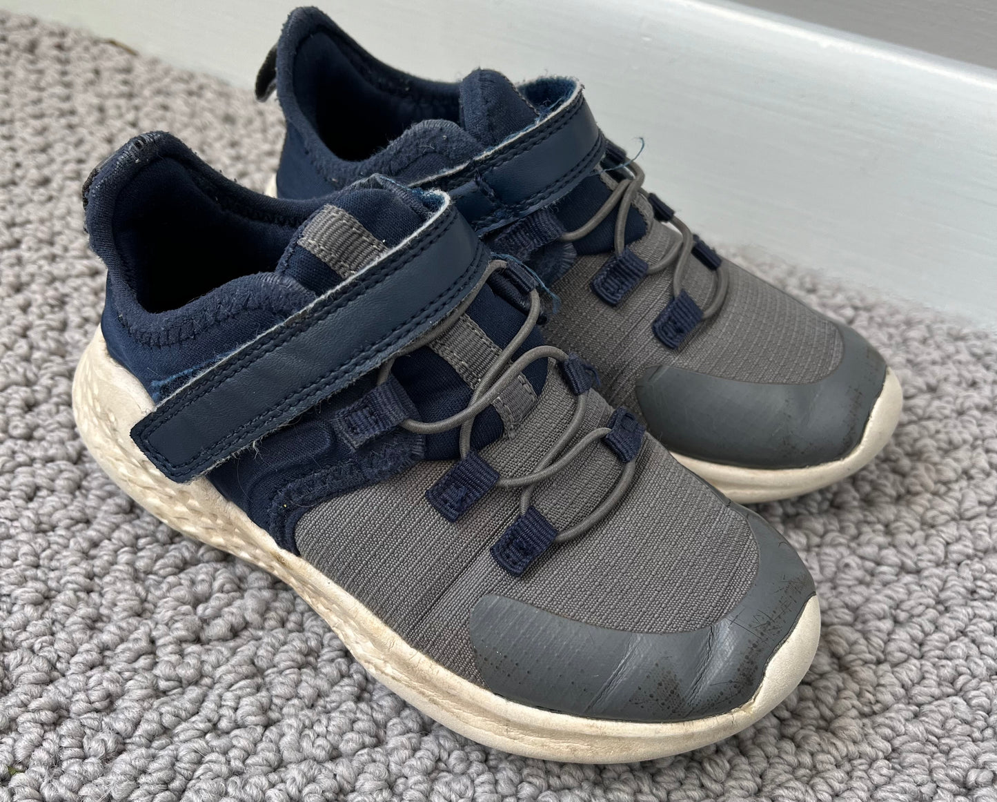 Boys size 10 navy gym shoes (45244)